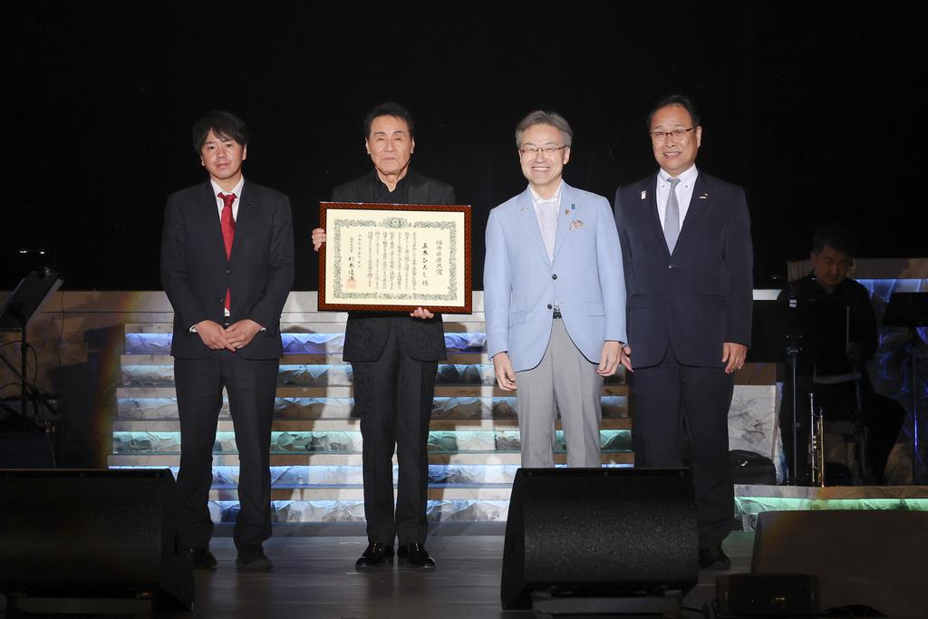 五木ひろし氏に福井県県民賞を贈呈しました