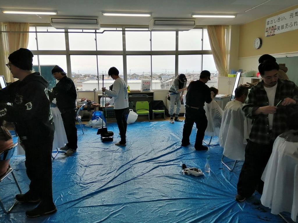 蛸島小学校　カリスマ美容師がボランティアカット