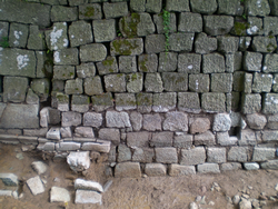 南側石垣と礎石