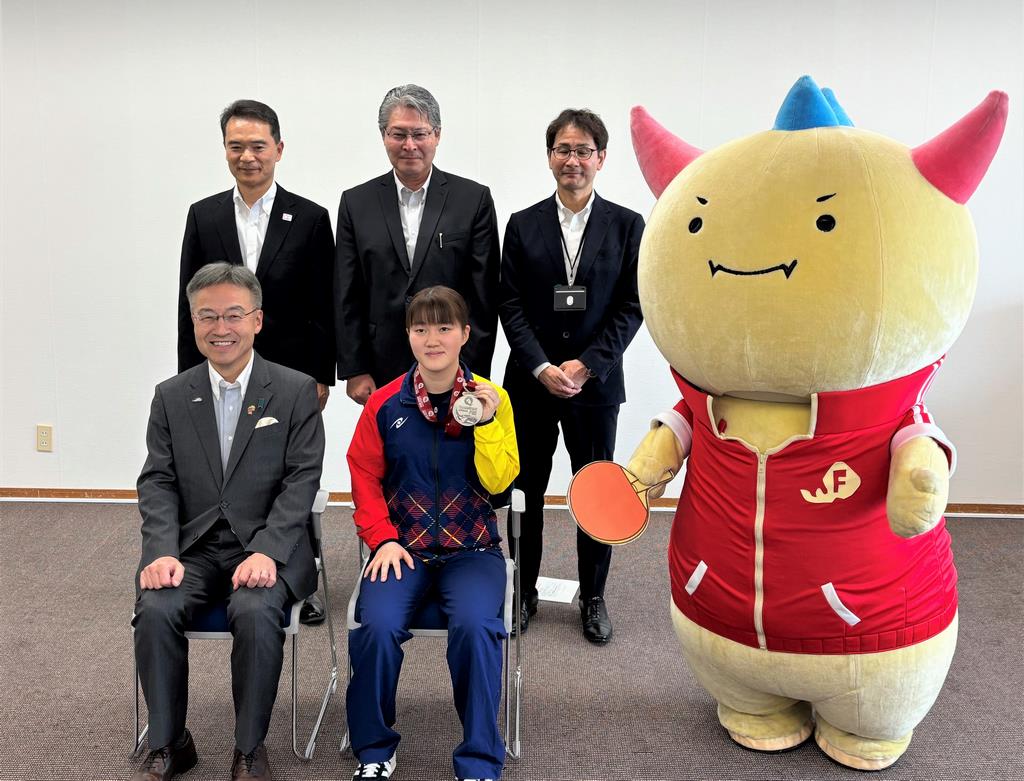 世界卓球選手権大会銀メダリスト大藤選手に表敬訪問いただきました