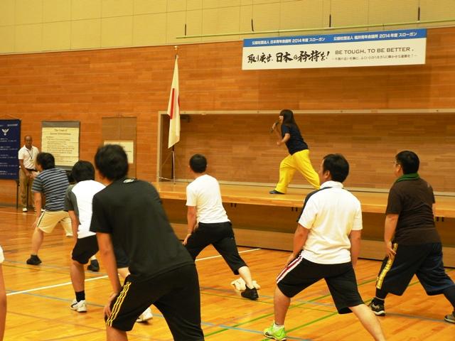 指導者と一緒に体操するみなさん