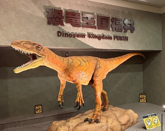 フクイラプトルモニュメント