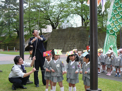 こいのぼりを掲揚する園児と知事