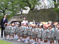 こいのぼりを見上げる園児達