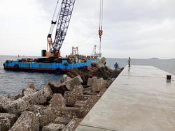 防砂堤施工中（１）