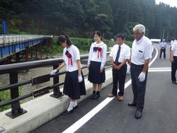 橋名板取り付けの様子