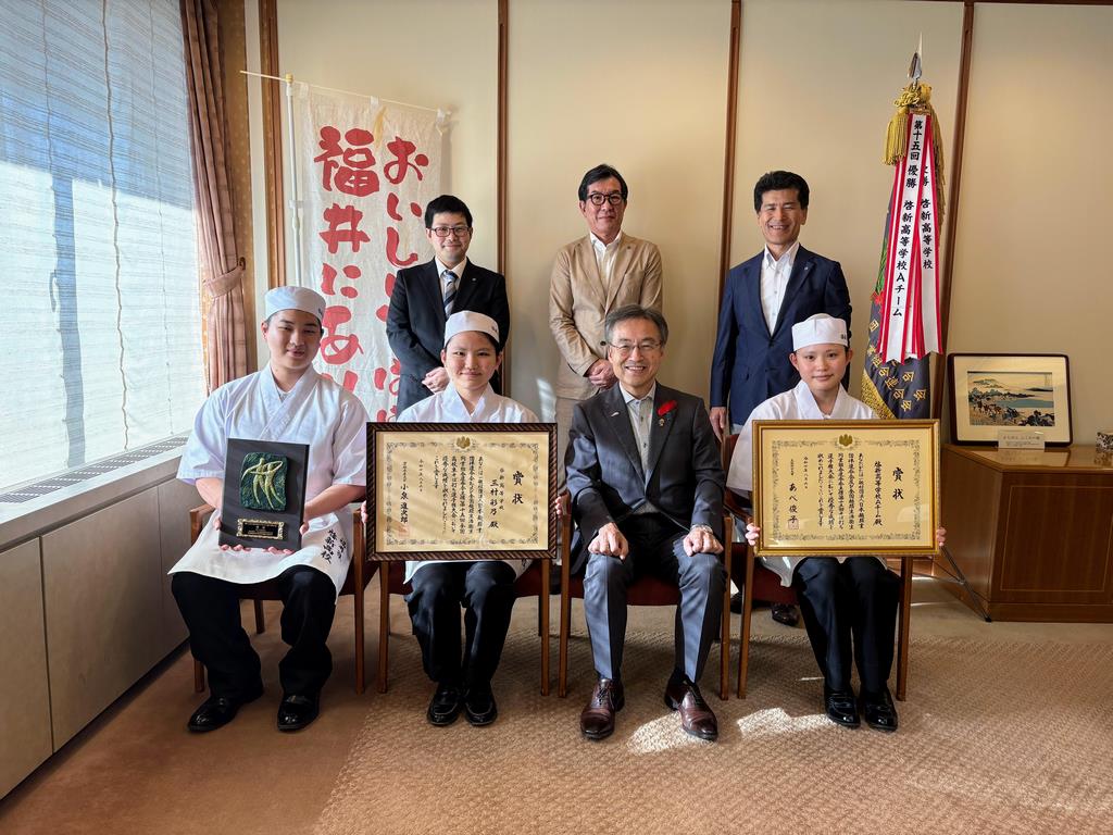 「第１５回全国高校生そば打ち選手権大会」で大会３連覇を果たした啓新高校の表敬を受けました