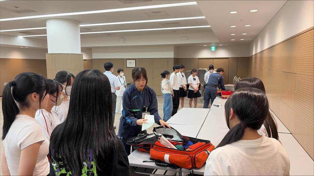 医療機材に触れる
