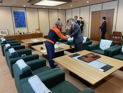知事市長握手