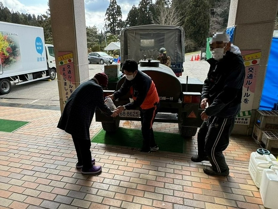 飯田小学校　給水の様子