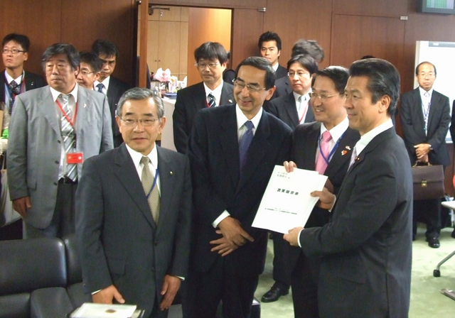 馬淵大臣へ提言書渡し