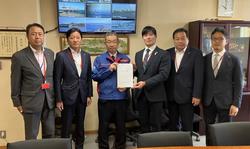 安部港湾局長に要望書手交