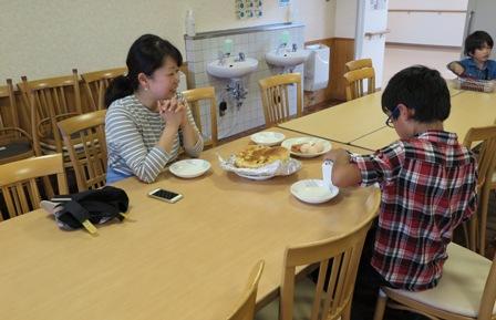 焼いたパンを試食