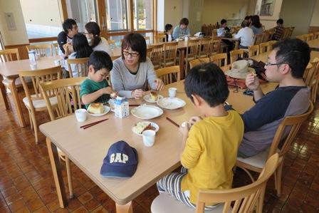 試食の様子２