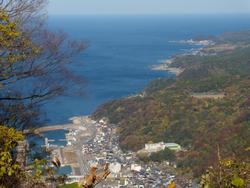 47_『色づく山と街並み』　河崎裕子