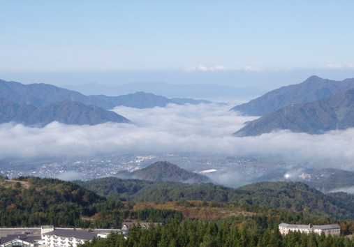 雲海をのぞむ山々秋まとう