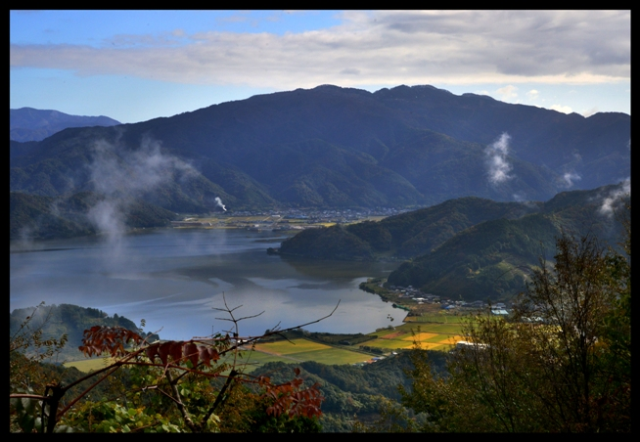 朝霧り立つ三方湖