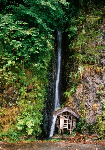 山の水、酷暑にホット。