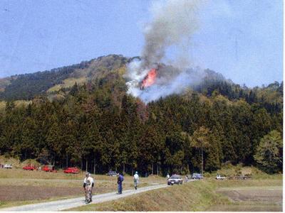 平成１３年４月に発生した林野火災（大野市小矢戸）