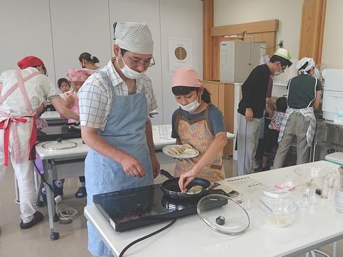 手作り餃子とトマトサラダづくり