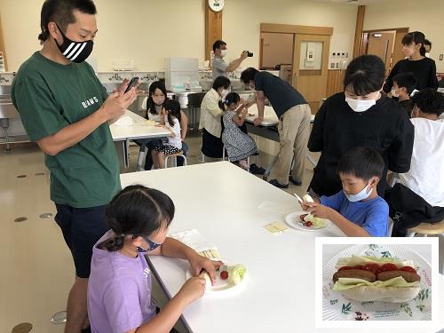 トマトでミニホットドックづくり