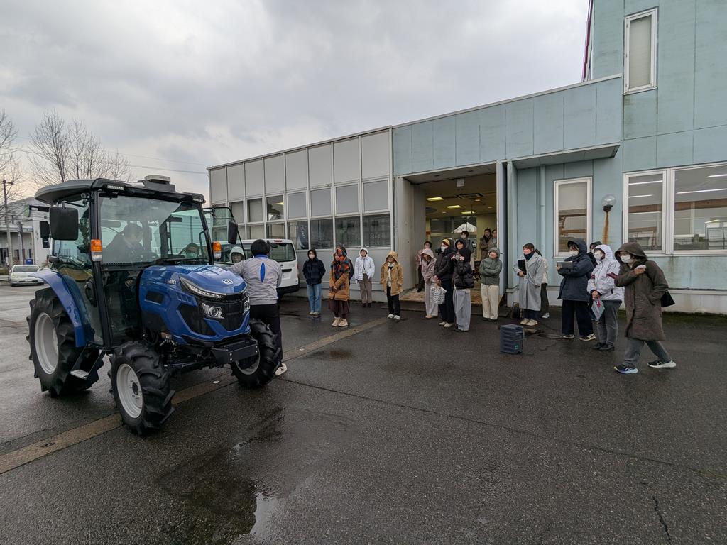 農機メーカー女性講師による農機説明
