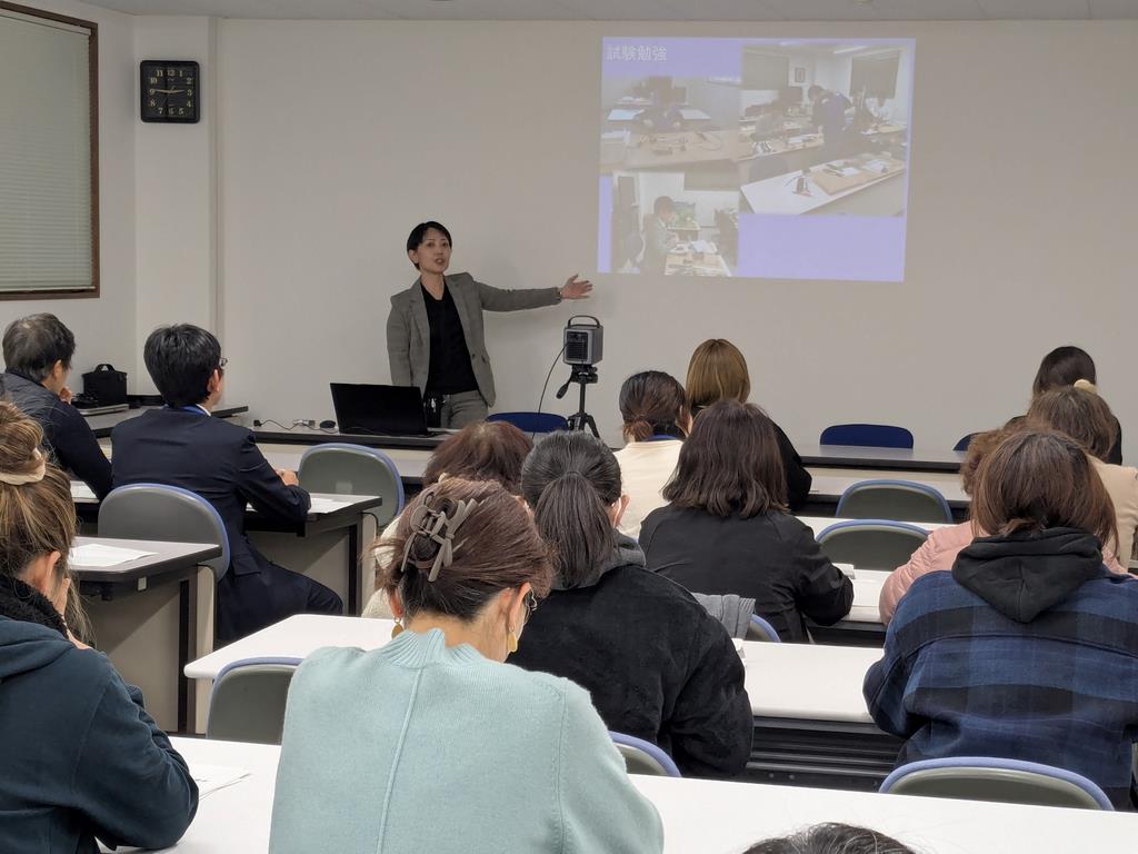 女性が活躍する電気工事会社代表による説明