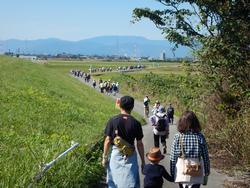 ウォーキング風景（堤防沿い）