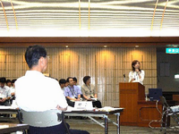 知事を前にプレゼンする若手職員
