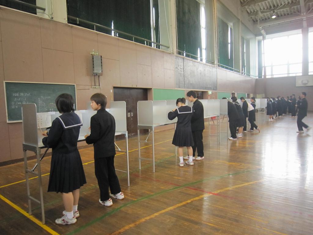 模擬投票では先生による生演説を実施 鯖江市中央中学校で 明るい選挙出前塾 を実施しました 福井県ホームページ