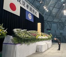 写真（献花する杉本知事）