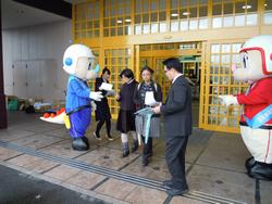 １２／１３福井市内の街頭啓発にリューピー・リューミーちゃんも参加