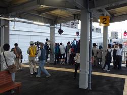 始発電車がホームに入ってくる様子