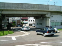 高架化によって新たに整備された交差道路(中央豊島線)